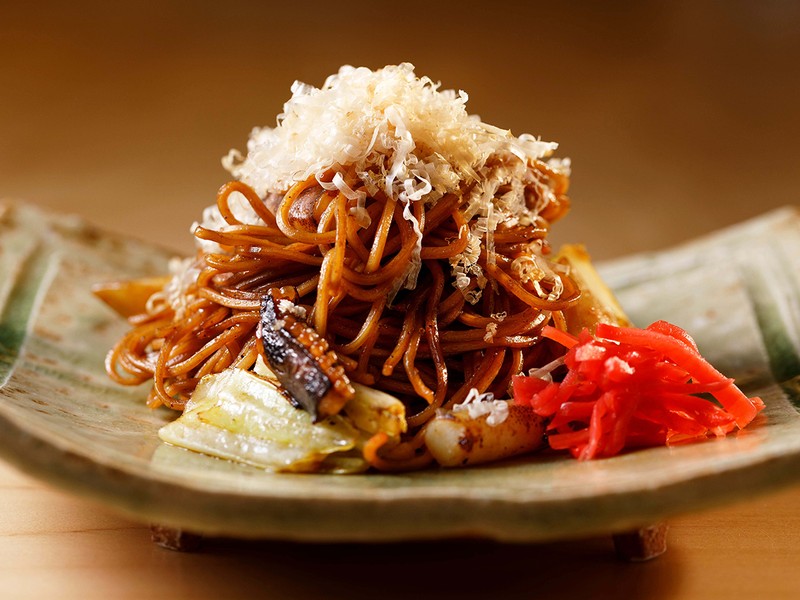 SALON 91°(サロン・ナインティワン) 銀座 呑小路やま岸 細めのストレート麺を使い、後味軽く仕上げられた「いか焼きそば」。たっぷりの糸かつおが贅沢。