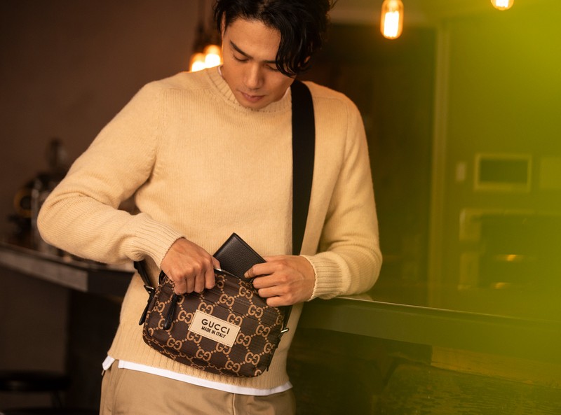 ▲ 財布7万9200円、バッグ22万円、ニット14万3000円、カットソー10万7800円、パンツ16万5000円/すべてグッチ(グッチ クライアントサービス)