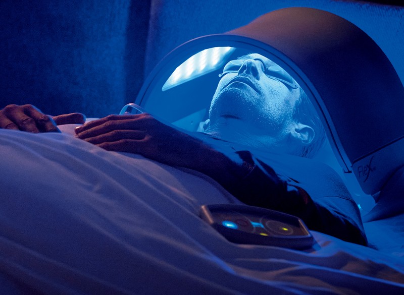 「Dermaluxフレックス MD」36万2000円/カレントボディ(カレントボディジャパン)、パジャマシャツ4万3780円/ルクシー(ルクシーショールーム)