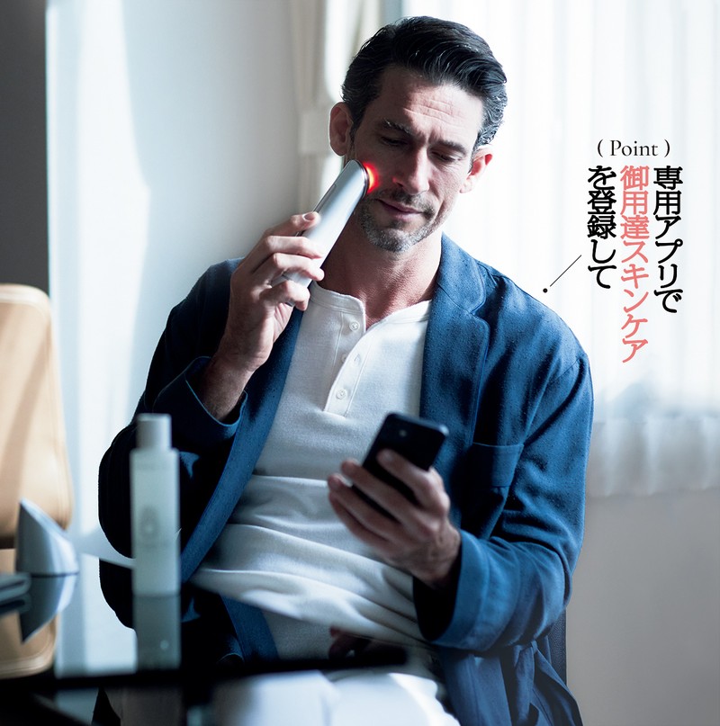 ローブ3万6080円、カットソー1万9580円、パンツ2万9480円/すべてルクシー(ルクシーショールーム)