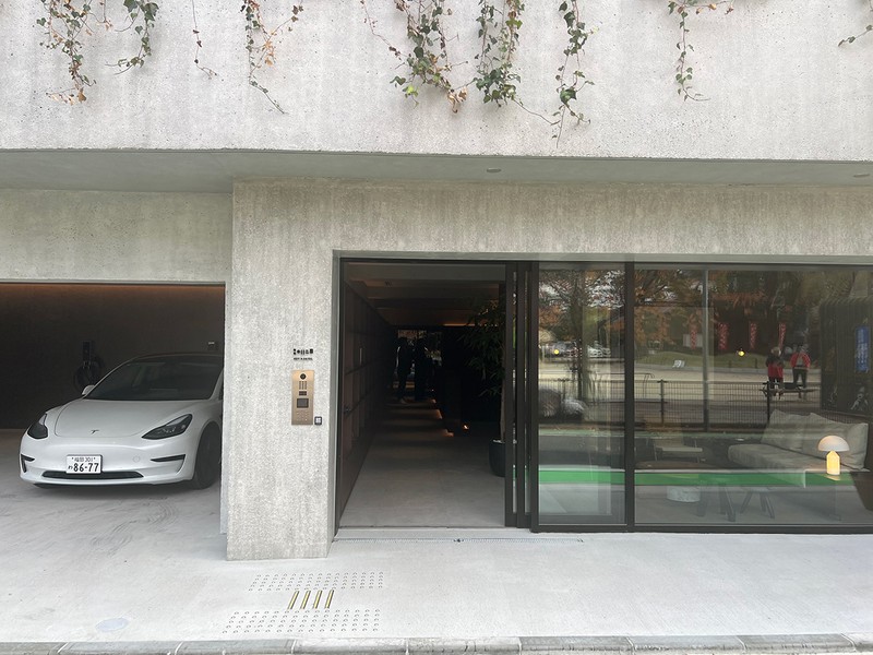 まるでホテルや別荘には見えないエントランス。ガレージにはNOT A HOTELのオーナー専用で利用できるシェアバイクとシェアカー(Tesla Model 3)が備えてある。