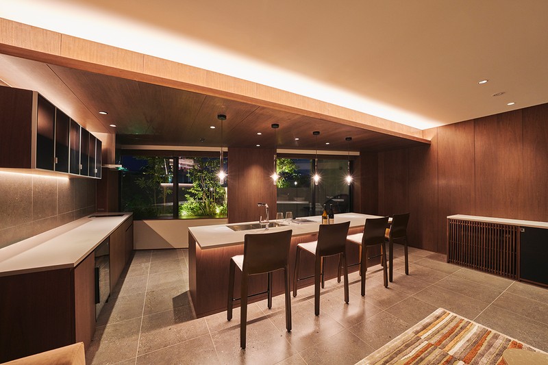 お隣は「+BAR」で、1LDKの屋内面積+テラスが108.41㎡+5.95㎡の空間です。美食の街、福岡で「2軒目はウチでどう?」が叶うスペシャルなお部屋です。