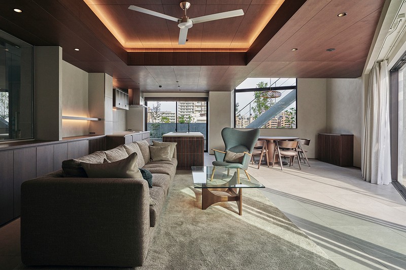 最後は最上階、「+PENTHOUSE」です。1LDKの屋内面積+テラスが119.05㎡、ルーフトップが134.3㎡、プライベートサウナ付きの空間。
