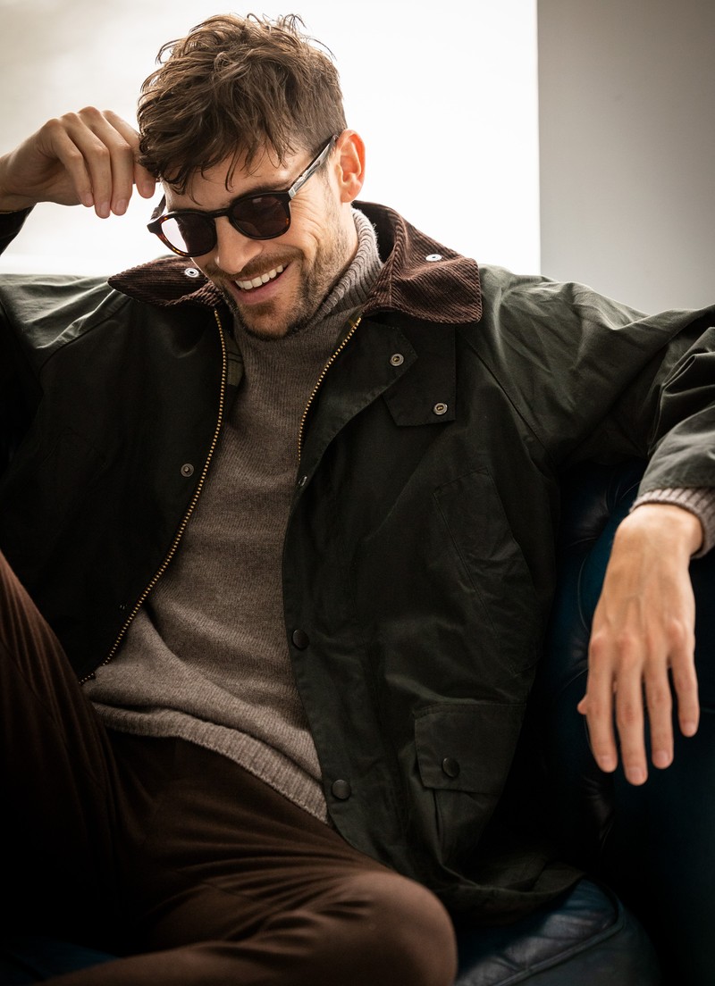 ▲ サングラス2万3100円/ポリス(デリーゴ ジャパン)、ブルゾン5万9400円/バブアー(バブアー パートナーズ ジャパン)、ニット3万6300円/グランサッソ(エスディーアイ)、パンツ4万700円/ジャブスアルキヴィオ(F.E.N.)