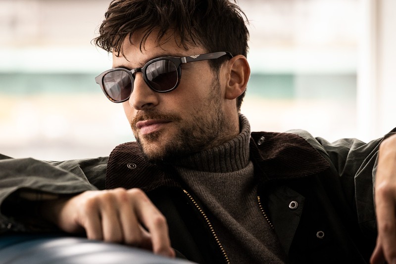 ▲ サングラス2万3100円/ポリス(デリーゴ ジャパン)、ブルゾン5万9400円/バブアー(バブアー パートナーズ ジャパン)、ニット3万6300円/グランサッソ(エスディーアイ)、パンツ4万700円/ジャブスアルキヴィオ(F.E.N.)