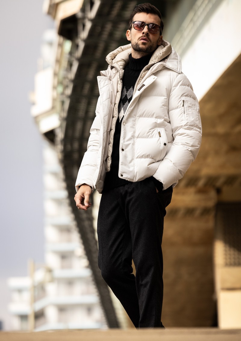 ▲ サングラス2万2000円/ポリス(デリーゴ ジャパン)、ダウン36万3000円/ムーレー(コロネット)、ニット9万3500円/グランサッソ(エスディーアイ)、パンツ4万1800円/ジャブスアルキヴィオ(F.E.N.)