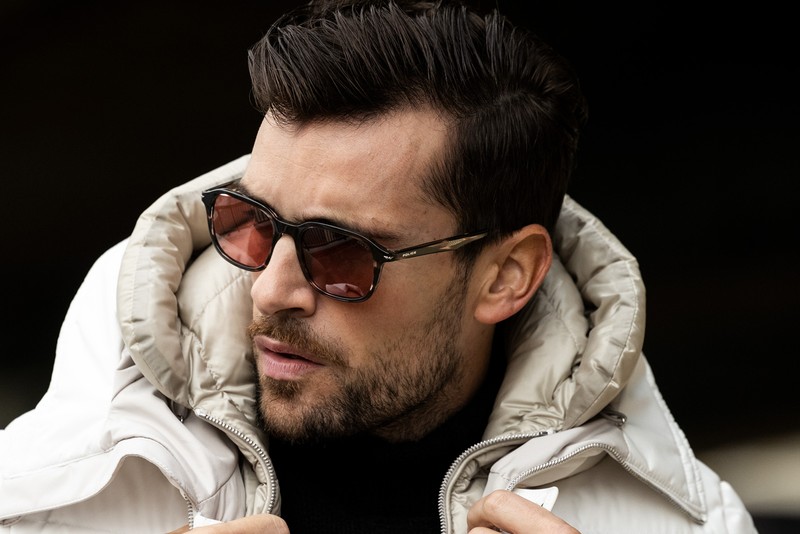 ▲ サングラス2万2000円/ポリス(デリーゴ ジャパン)、ダウン36万3000円/ムーレー(コロネット)、ニット9万3500円/グランサッソ(エスディーアイ)、パンツ4万1800円/ジャブスアルキヴィオ(F.E.N.)