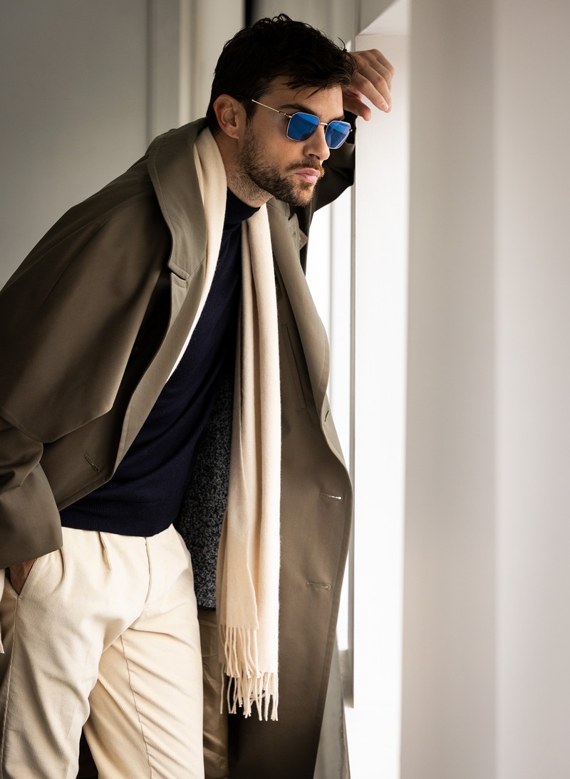 ▲ サングラス2万5300円/ポリス(デリーゴ ジャパン)、コート9万9000円/タンジェネット、ニット2万7500円/グランサッソ(エスディーアイ)、パンツ3万5200円/ジャブスアルキヴィオ(F.E.N.)、ストール7万5900円/ジョシュアエリス(グリニッジ ショールーム)