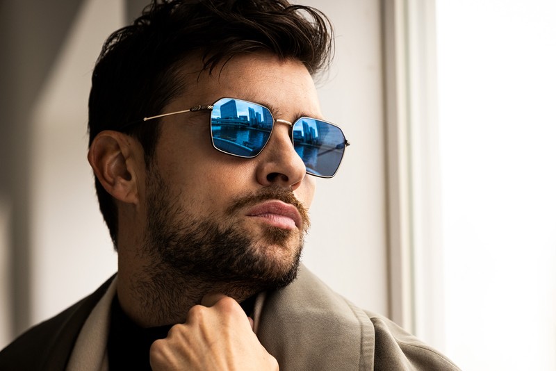 ▲ サングラス2万5300円/ポリス(デリーゴ ジャパン)、コート9万9000円/タンジェネット、ニット2万7500円/グランサッソ(エスディーアイ)、パンツ3万5200円/ジャブスアルキヴィオ(F.E.N.)、ストール7万5900円/ジョシュアエリス(グリニッジ ショールーム)