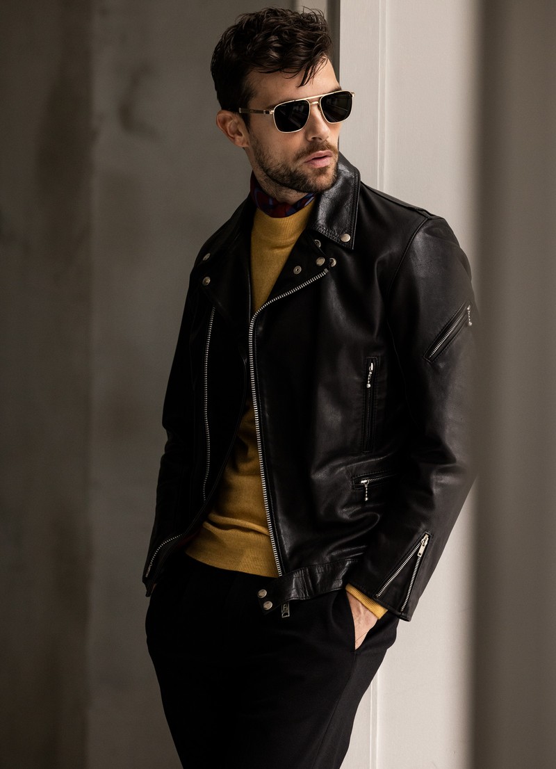 ▲ サングラス2万3100円/ポリス(デリーゴ ジャパン)、レザー21万4500円/ジェームス グロース(グリニッジ)、ニット3万1900円/グランサッソ、スカーフ1万6500円/レガリア(ともにエスディーアイ)、パンツ3万9600円/ジャブスアルキヴィオ(F.E.N.)