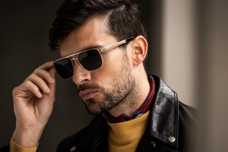 ▲ サングラス2万3100円/ポリス(デリーゴ ジャパン)、レザー21万4500円/ジェームス グロース(グリニッジ)、ニット3万1900円/グランサッソ、スカーフ1万6500円/レガリア(ともにエスディーアイ)、パンツ3万9600円/ジャブスアルキヴィオ(F.E.N.)