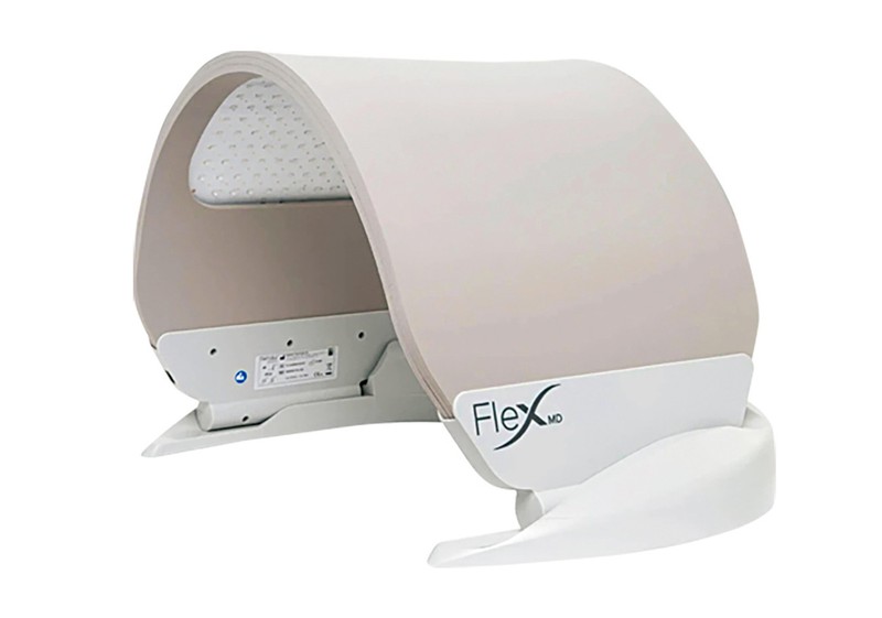 「Dermaluxフレックス MD」36万2000円/カレントボディ(カレントボディジャパン)、パジャマシャツ4万3780円/ルクシー(ルクシーショールーム)