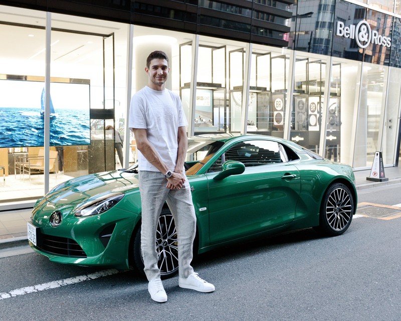 ▲ ベル&ロス 銀座ブティックに訪れたBWTアルピーヌF1チームのドライバー、エステバン・オコンさん。最新の「アルピーヌ A110」とともに。