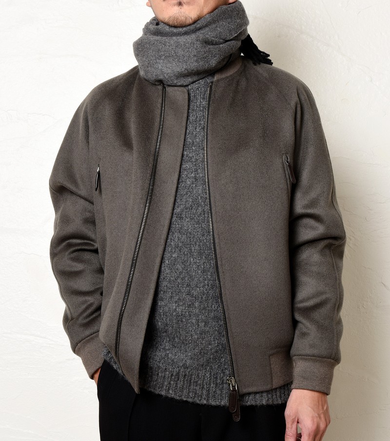 ▲ マフラー14万6300円、ブルゾン95万7000円、ニット15万4000円、パンツ19万5800円/すべてジョルジオ アルマーニ(ジョルジオ アルマーニ ジャパン)