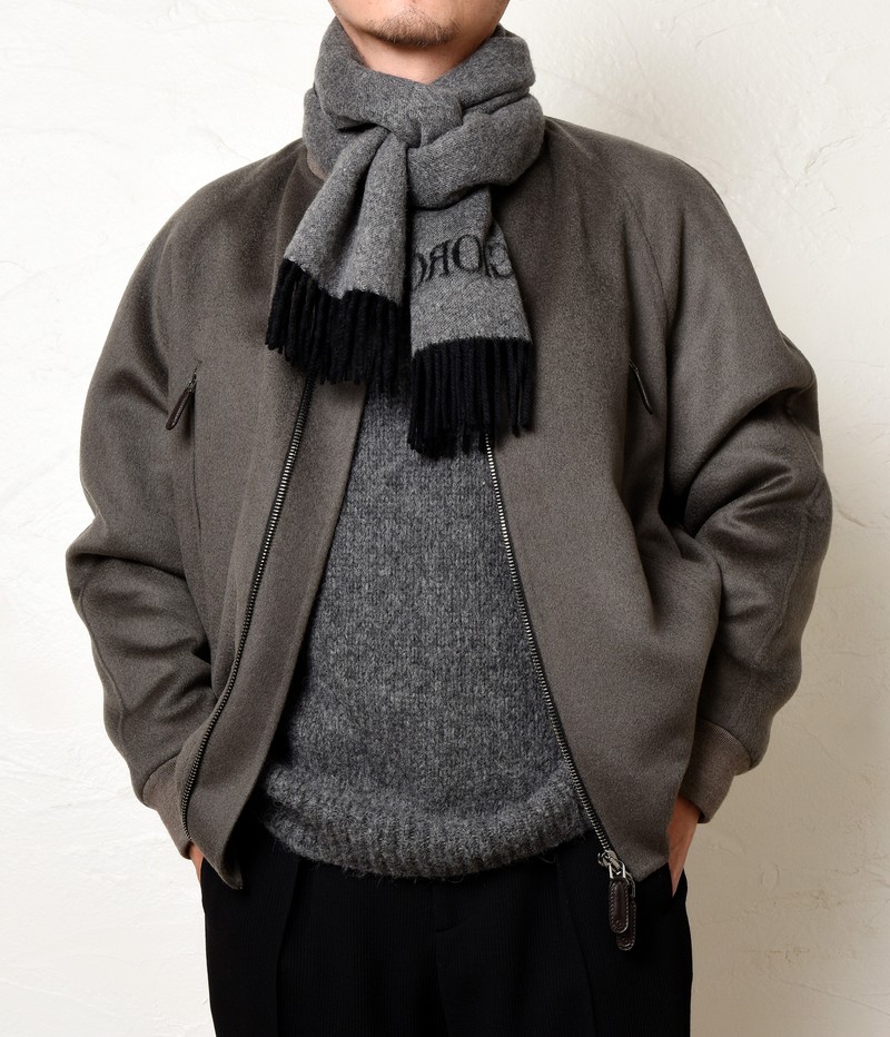 ▲ マフラー14万6300円、ブルゾン95万7000円、ニット15万4000円、パンツ19万5800円/すべてジョルジオ アルマーニ(ジョルジオ アルマーニ ジャパン)
