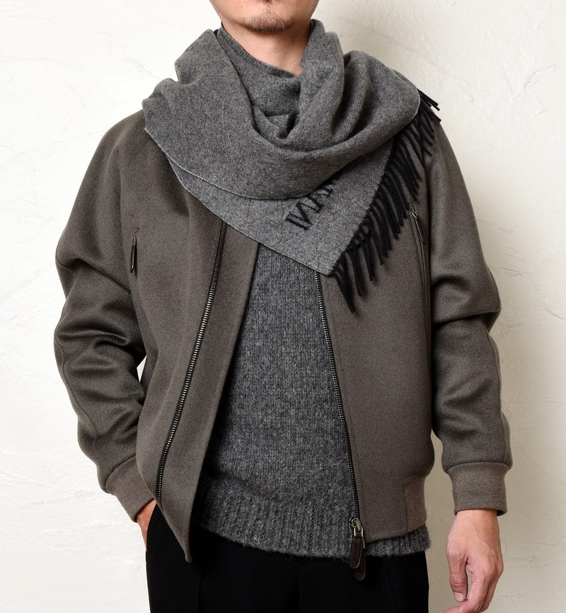 ▲ マフラー14万6300円、ブルゾン95万7000円、ニット15万4000円、パンツ19万5800円/すべてジョルジオ アルマーニ(ジョルジオ アルマーニ ジャパン)