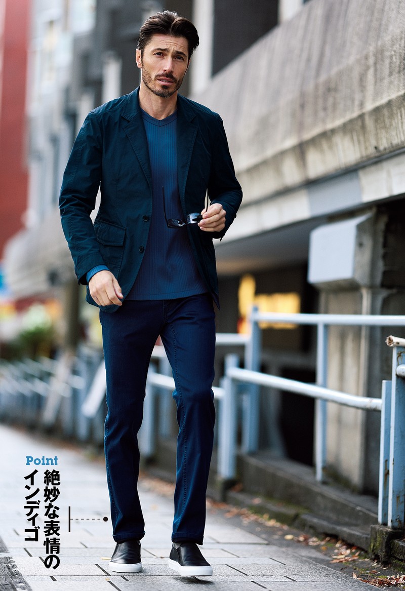 パンツ2万8600円、ジャケット5万600円、カットソー2万3100円、スニーカー3万7400円/すべてジョゼフ オム(オンワード樫山 お客様相談室)