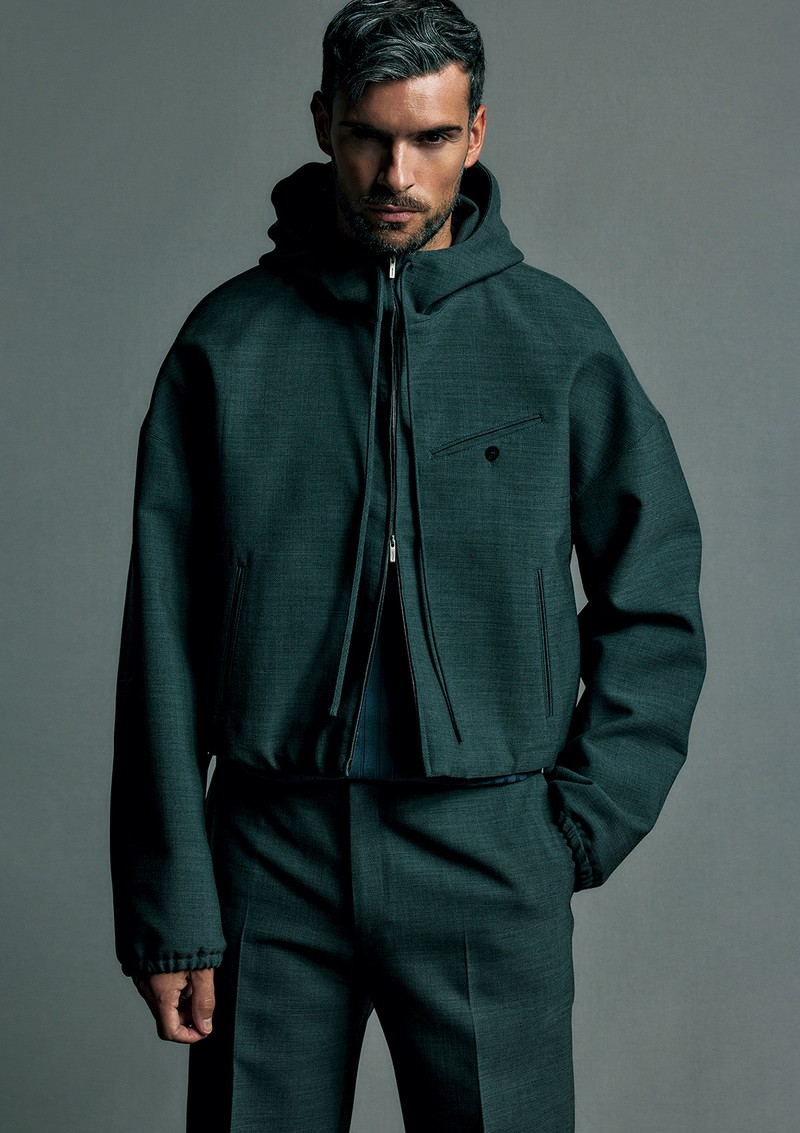 パーカ39万6000円、パンツ20万9000円、ニット14万8500円/すべてフェラガモ(フェラガモ・ジャパン)