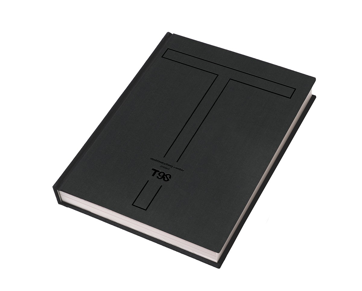 ハードカバーはA4変形。全304頁で、ずっしりと重みがあります。１万2000円※スペシャルポストカード付き／T90s（ダウトエヴリシング）