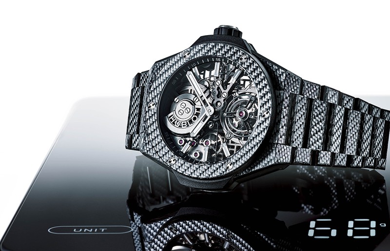 ▲ 軽さとメカニズム、すべてが驚きです ケースからブレスレットへと、一体化させたデザインで人気のラグスポ時計。12時位置にマイクロローターが収まり、6時位置にはフライングトゥールビヨン。これだけ軽いコンプリなら、日常使いが可能です。「ビッグ・バン インテグレーテッド トゥールビヨン フルカーボン」自動巻き、カーボンファイバー&テキサリウム®ケース(43mm)×ブレスレット。3気圧防水。世界限定50本。1746万8000円/ウブロ