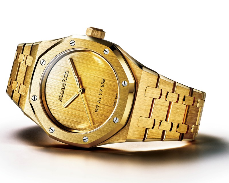 ▲ ミニマルなのにとても華やかです 「1017 ALYX 9SM」のデザイナー、マシュー・ウィリアムズとのコラボレーションモデル。インデックスを排し、そこに縦方向のヘアラインをダイヤルにも取り入れ、ミニマルな雰囲気を演出しました。「ロイヤル オーク オートマティック」自動巻き、18KYGケース(37mm)×ブレスレット。5気圧防水。世界限定194本。973万5000円/オーデマ ピゲ(オーデマ ピゲ ジャパン)