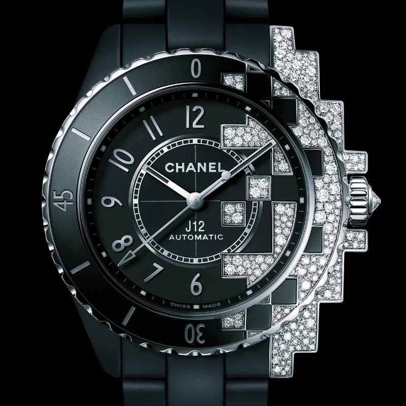 ▲ 「J12 ハイパー サイバネティック」自動巻き、高耐性セラミック×18KWG×ダイヤモンドケース(38mm)、高耐性セラミックブレスレット。50m防水。世界限定55本。1062万6000円/シャネル(シャネル カスタマーケア)