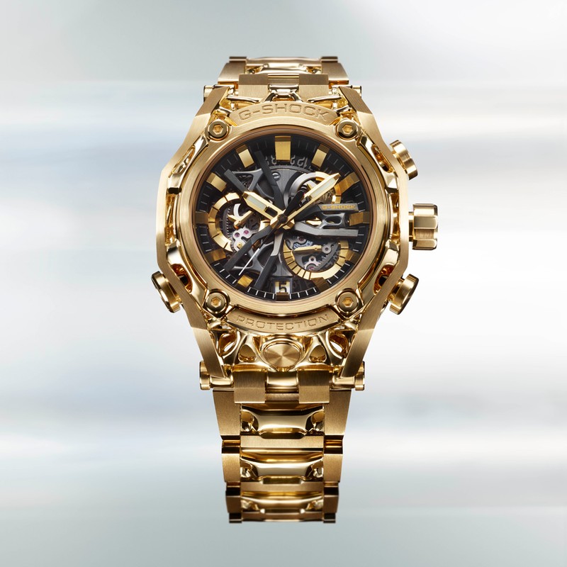 ▲ これが次世代G-SHOCK「G-D001」。パッと見は、機械式の高級スケルトンウォッチ。ケースもブレスレットもすべて18Kイエローゴールド製です。