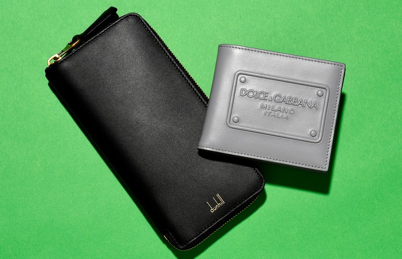 ▲ 財布左[W19.5×H10.5×D2.5cm] 18万7000円／ベルルッティ（ベルルッティ・インフォメーション・デスク）、右[W8.5×H10×D1.5cm] 9万3500円／ボッテガ・ヴェネタ（ボッテガ・ヴェネタ ジャパン）