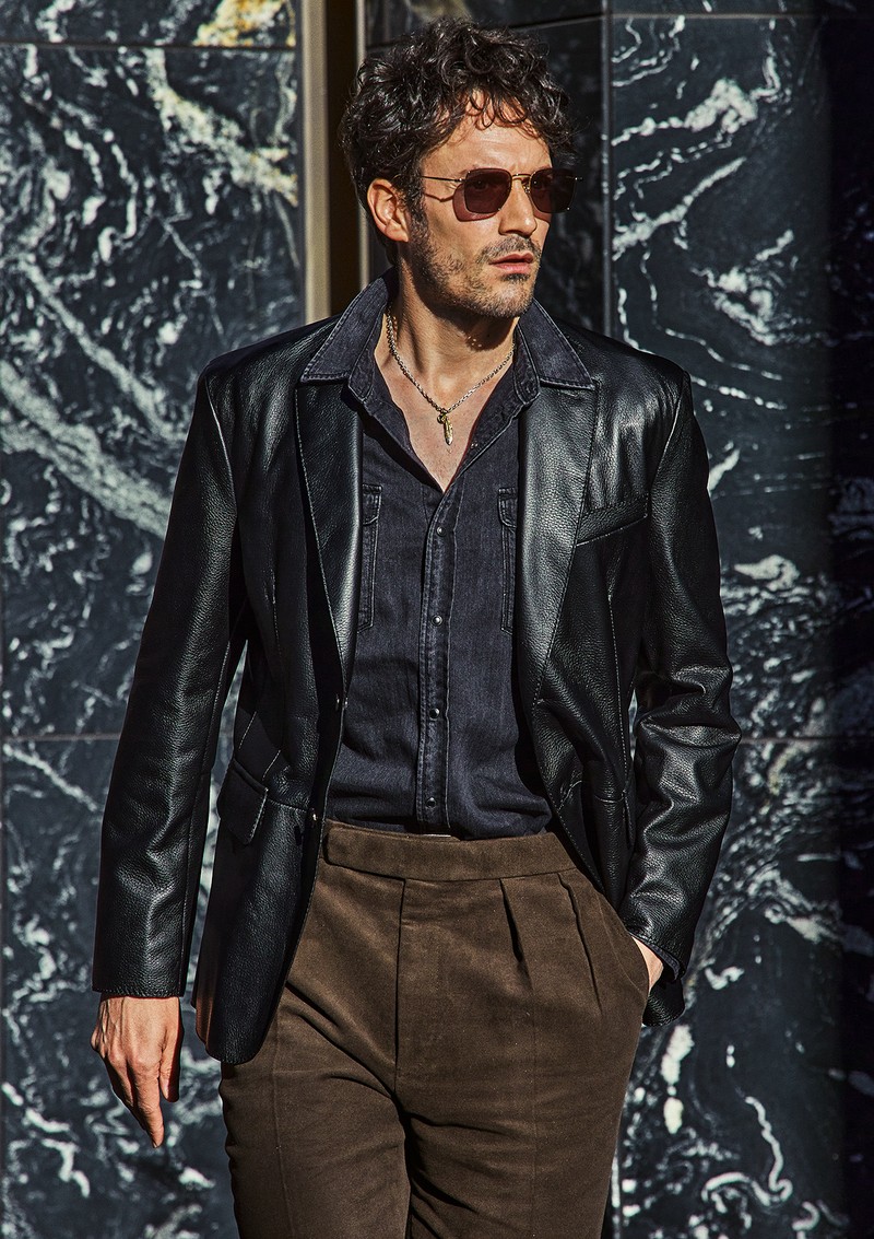 ジャケット109万7800円/ブリオーニ、シャツ3万5200円/リプレイ、パンツ5万1700円/フミヤヒラノザトラウザーズ、サングラス3万4100円/ウェイティングフォーザサン、ネックレス36万4650円/レッドマン(すべて買えるLEON)