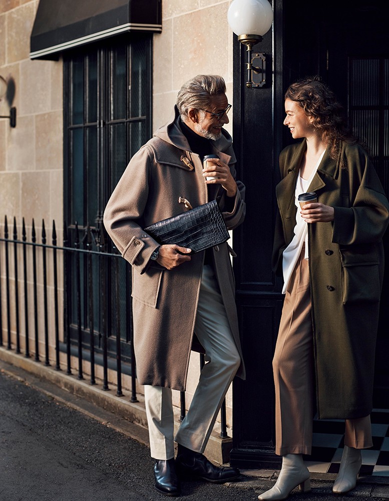 ▲ 男性●バッグ［W35×H18.5×D2㎝］110万円／フレッジ（フジトヨ）、コート19万8000円／コンチェット（エスディーアイ）、ニット2万7500円／ポール・スチュアート（ポール・スチュアート青山本店）、パンツ5万7200円／ピーティー トリノ（PT JAPAN）、サングラス4万6200円／アヤメ（コンティニュエ）、時計107万8000円／ゼニス、靴18万7000円／ジェイエムウエストン（ジェイエムウエストン 青山店）　女性●コート2万2000円／ピヌエ（エイタークルー）、パンツ12万1000円（店舗限定）／ファビアナフィリッピ（アオイ）、そのほかはスタイリスト私物