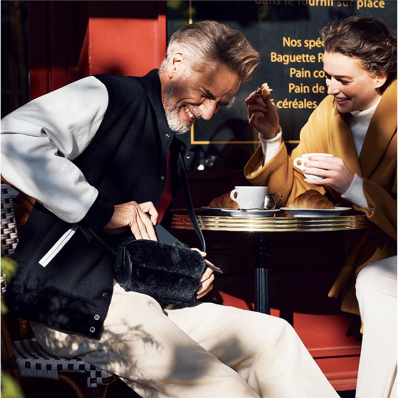 男性●バッグ［W22×H12×D12㎝］11万3300円／モンクレール（モンクレール ジャパン）、ブルゾン11万円／ソフネット（ソフ）、ニット8万9100円／ドルモア（バインド ピーアール）、パンツ3万6300円／ポール・スチュアート（ポール・スチュアート青山本店）　女性●コート8万1400円／グリードインターナショナル（グリードインターナショナル トウキョウストア）、そのほかはスタイリスト私物