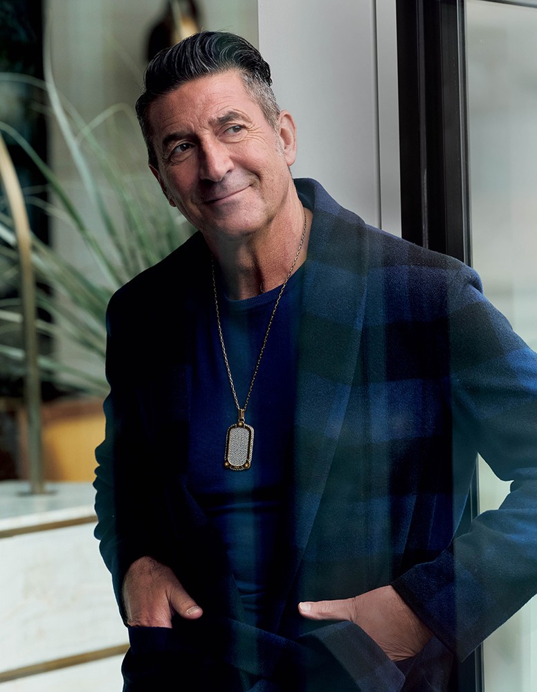 ガウン9万2400円/T ジャケット、ニット5万8300円/バレナ(ともに三喜商事)