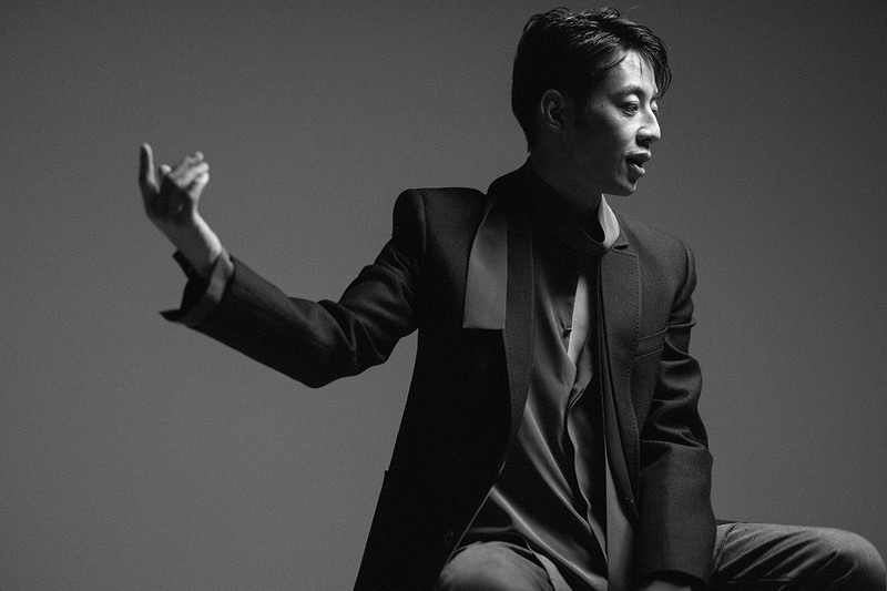 西野亮廣 ジャケット44万円、ベスト21万4500円、シャツ15万9500円、パンツ26万4000円、靴18万1500円/すべてディオール(クリスチャン ディオール)