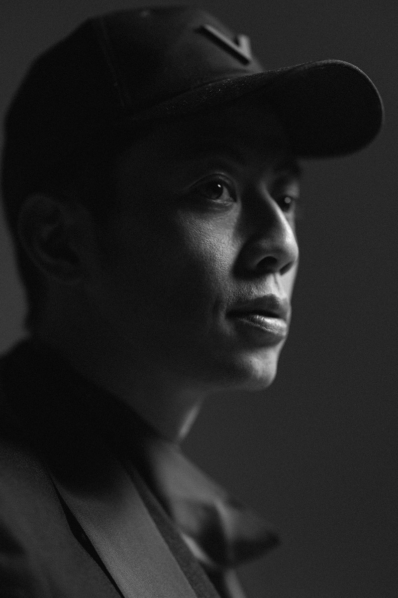 西野亮廣 ジャケット47万3000円、シャツ14万3000円、パンツ18万7000円、キャップは参考商品/すべてヴァレンティノ(ヴァレンティノ ジャパン)