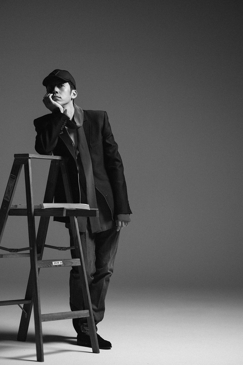 西野亮廣 ジャケット47万3000円、シャツ14万3000円、パンツ18万7000円、キャップは参考商品/すべてヴァレンティノ(ヴァレンティノ ジャパン)