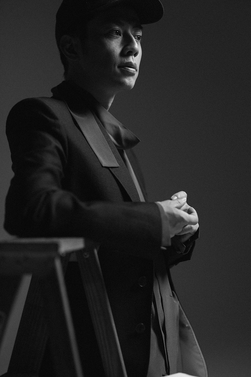 西野亮廣 ジャケット47万3000円、シャツ14万3000円、パンツ18万7000円、キャップは参考商品/すべてヴァレンティノ(ヴァレンティノ ジャパン)