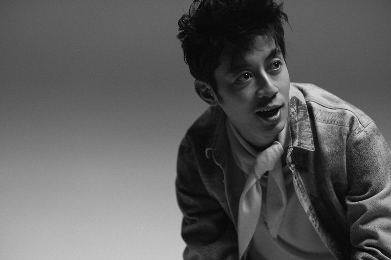 西野亮廣 シャツ28万6000円、パンツ23万1000円、ニット30万8000円、靴15万9500円/すべてディオール(クリスチャン ディオール)