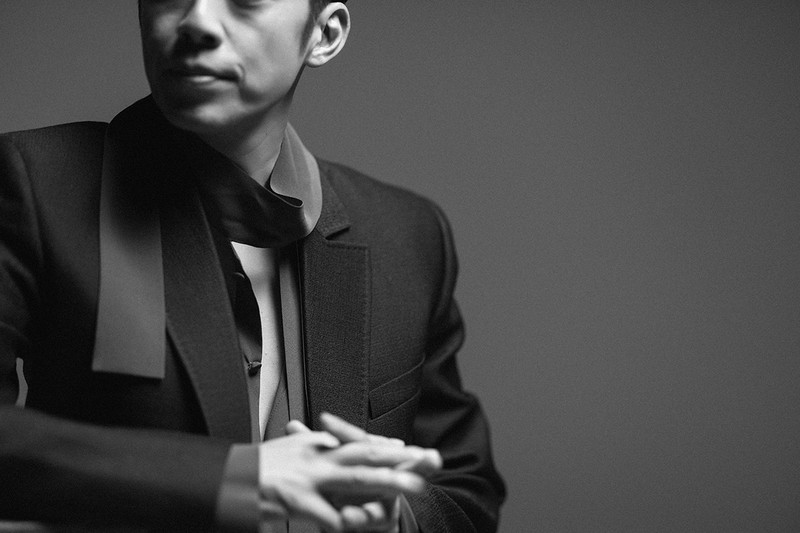 西野亮廣 ジャケット47万3000円、シャツ14万3000円、パンツ18万7000円、キャップは参考商品/すべてヴァレンティノ(ヴァレンティノ ジャパン)