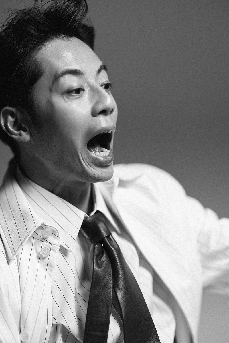 西野亮廣 レザーシャツ00万0000円、シャツ11万5500円、ネクタイ6万1600円/すべてボッテガ・ヴェネタ(ボッテガ・ヴェネタ ジャパン)