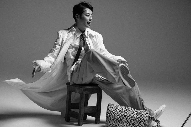 西野亮廣 ジャケット47万3000円、シャツ14万3000円、パンツ18万7000円、キャップは参考商品/すべてヴァレンティノ(ヴァレンティノ ジャパン)