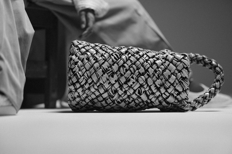 西野亮廣 ジャケット47万3000円、シャツ14万3000円、パンツ18万7000円、キャップは参考商品/すべてヴァレンティノ(ヴァレンティノ ジャパン)