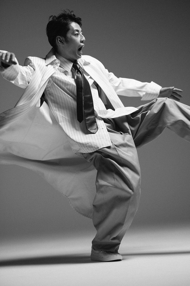 西野亮廣 レザーシャツ00万0000円、シャツ11万5500円、パンツ14万9600円、ネクタイ6万1600円、靴14万8500円、バッグ214万5000円/すべてボッテガ・ヴェネタ(ボッテガ・ヴェネタ ジャパン)