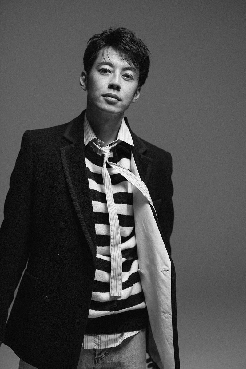 西野亮廣 シャツ28万6000円、パンツ23万1000円、ニット30万8000円、靴15万9500円/すべてディオール(クリスチャン ディオール)