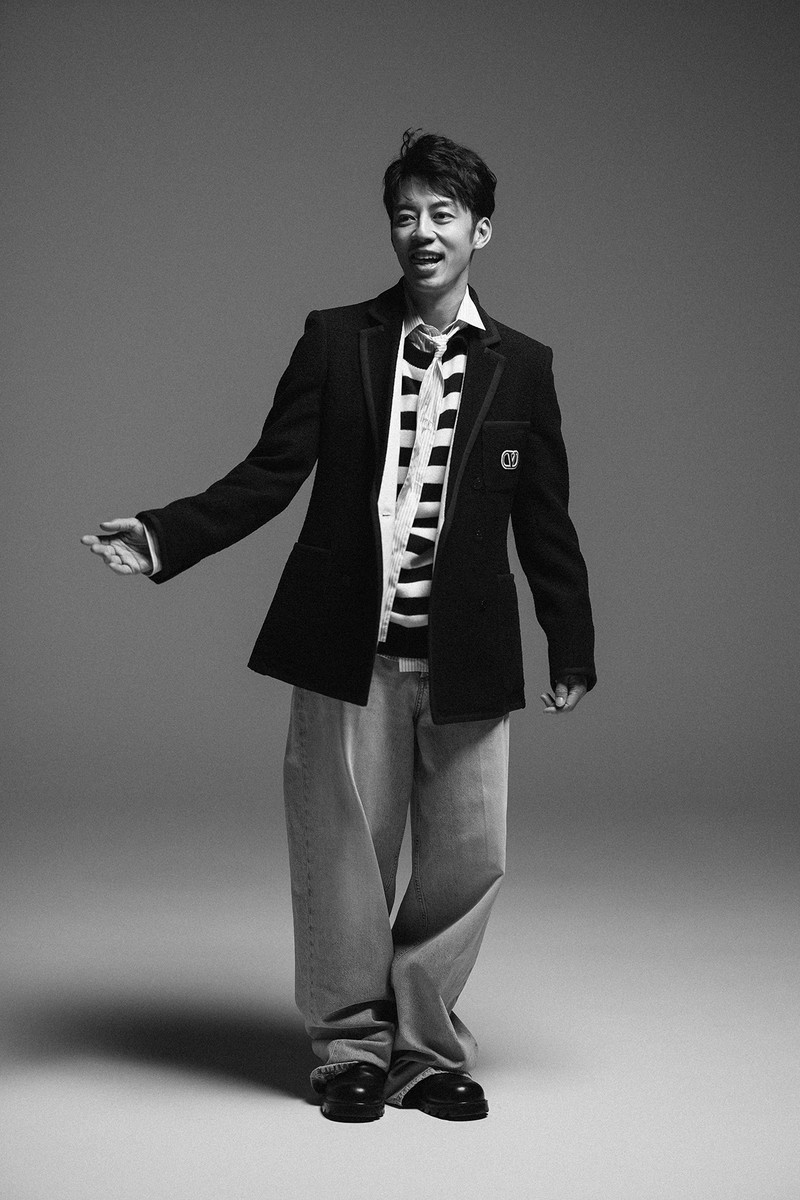 西野亮廣 シャツ28万6000円、パンツ23万1000円、ニット30万8000円、靴15万9500円/すべてディオール(クリスチャン ディオール)