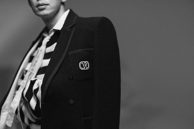 西野亮廣 シャツ28万6000円、パンツ23万1000円、ニット30万8000円、靴15万9500円/すべてディオール(クリスチャン ディオール)