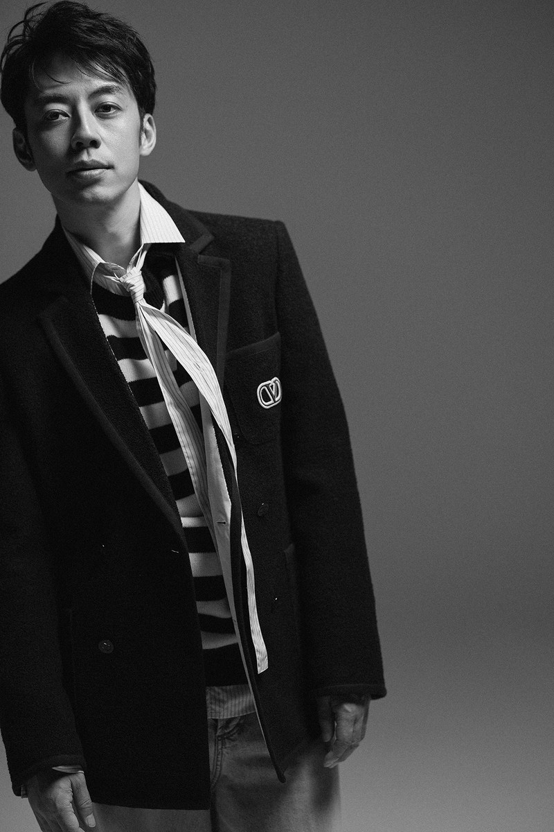 西野亮廣 ジャケット47万3000円、ニット26万4000円、シャツ、パンツは参考商品/すべてヴァレンティノ(ヴァレンティノ ジャパン)