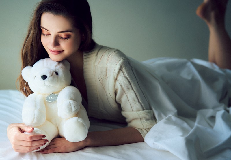 ▲ テディベア7万8000円／ベビー ディオール（クリスチャン ディオール）、そのほかはスタイリスト私物