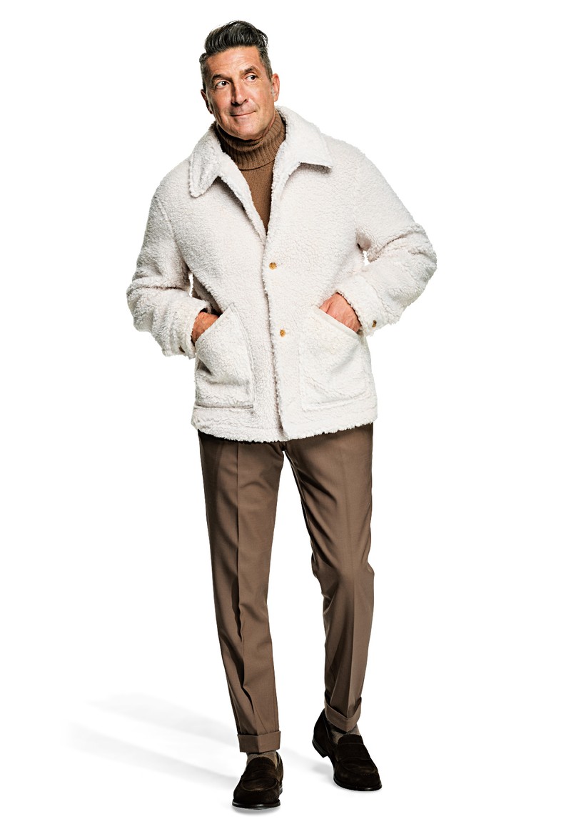 ブルゾン4万4000円/エストネーション、ニット4万1800円/ドルモア(バインド ピーアール)