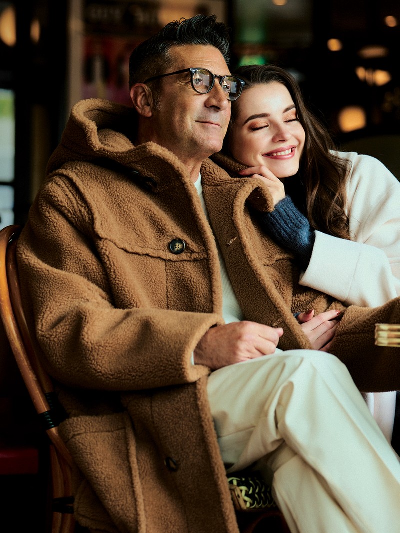 コート46万2000円/ソレシティ(エイチジェイエム)、ニット3万5200円/スローン(ザ ショップ スローン 新静岡セノバ店)