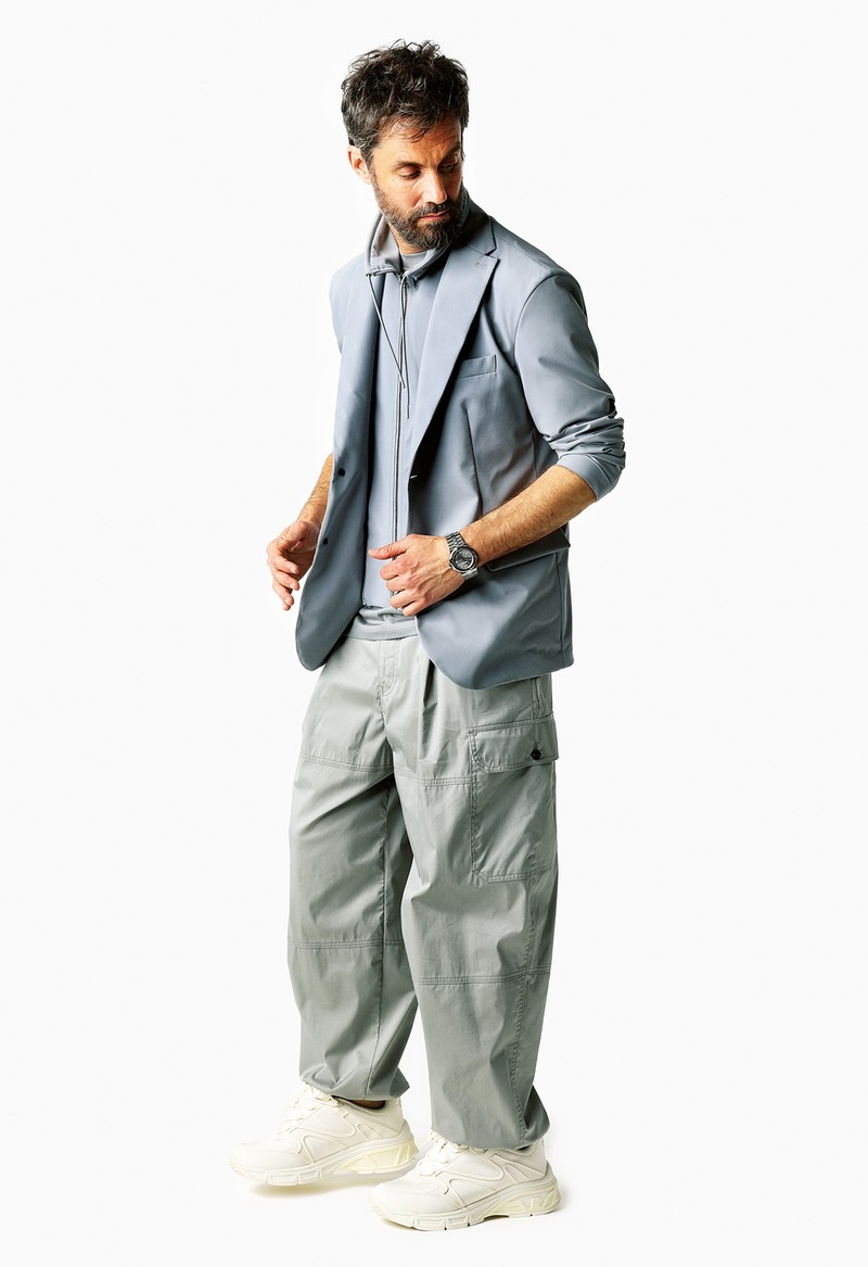 パンツ5万7200円、ジャケット9万9000円、Tシャツ1万9800円、靴6万8200円／すべてエンポリオ アルマーニ（ジョルジオ アルマーニ ジャパン）
